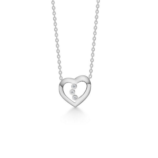 Hjertevedhæng i 14 kt hvidguld med 0,01 ct diamanter fra Mads Z Gold Label – elegant og tidløst vedhæng med tre diamanter.